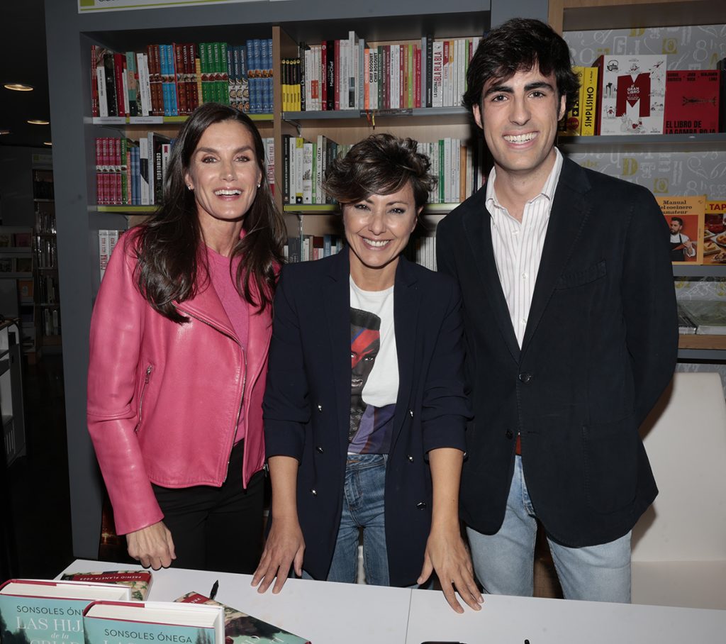 La Reina Letizia, posando con Sonsoles Ónega y Alfonso Goizueta, ganadores del Premio Planeta