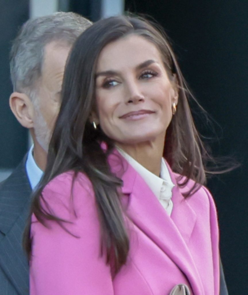 La Reina Letizia se despidió de Dinamarca con abrigo rosa y pendientes dorados 