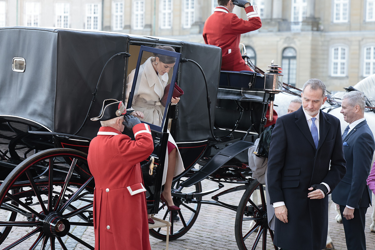la reina letizia baja de la carroza a su llegada al palacio de Amalienborg