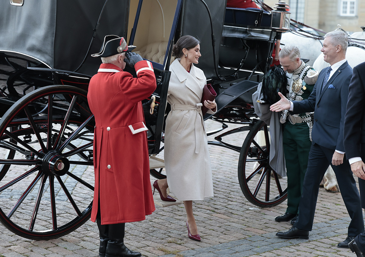 la reina letizia bajando de la carroza en copenhague