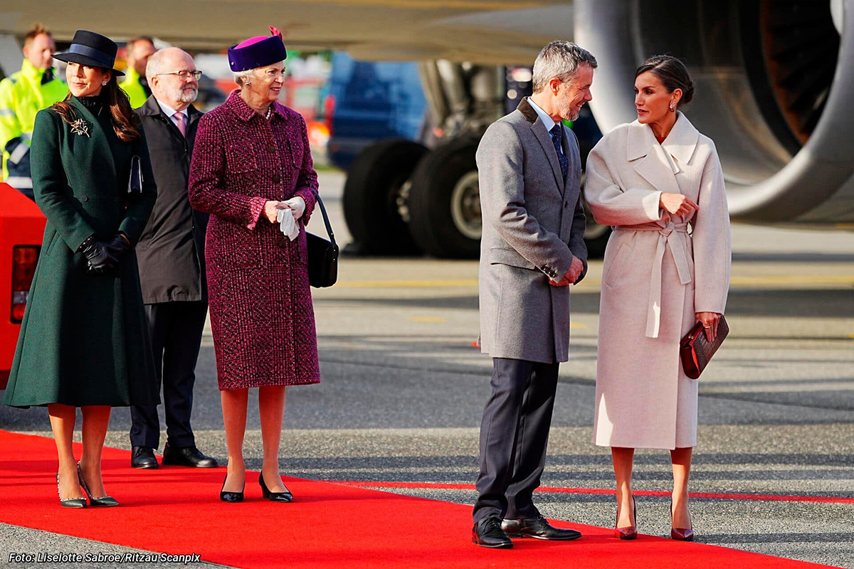 La Reina Letizia, charlando con Federico de Dinamarca en su bienvenida al país nórdico