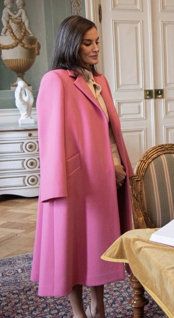 La Reina Letizia pone paz en Dinamarca con un impecable look blanco de Ralph Lauren