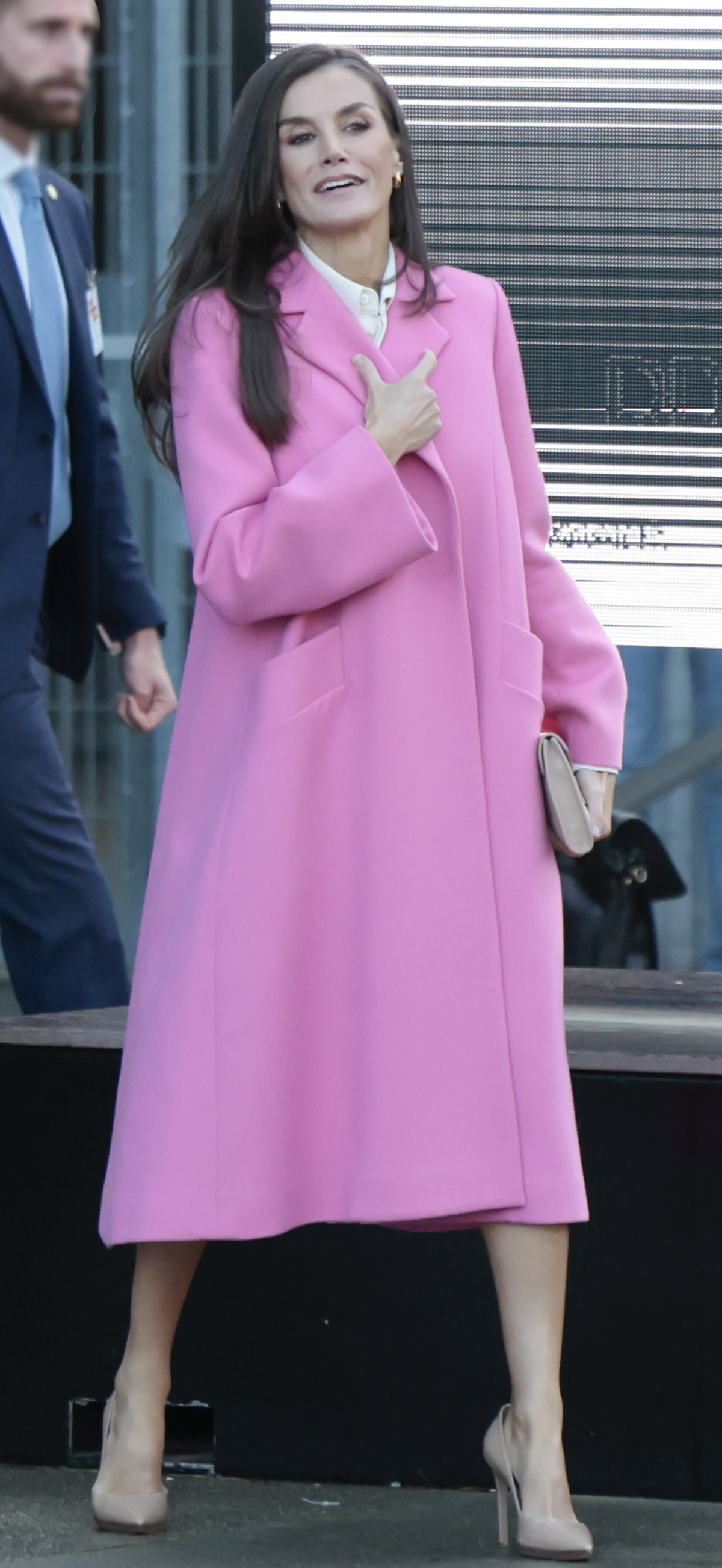 la reina letizia con abrigo rosa de carolina herrera en su viaje oficial a dinamarca