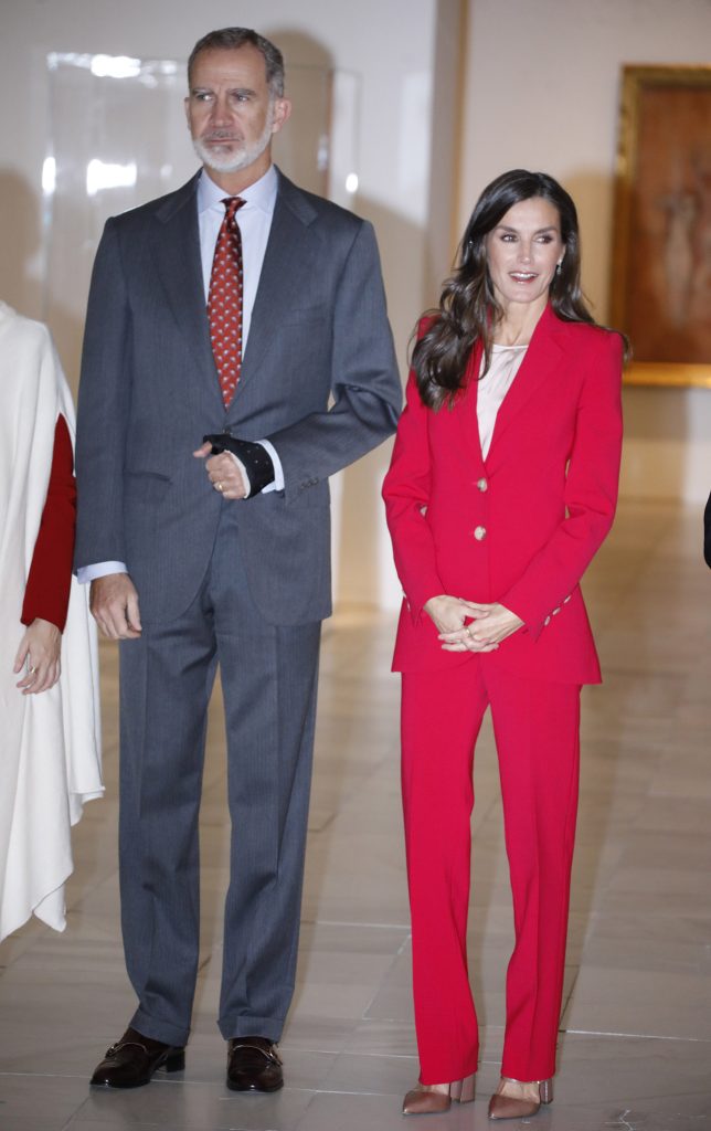 La Reina Letizia, junto al Rey Felipe, con traje de chaqueta rojo 