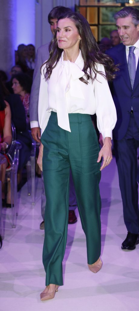 La Reina Letizia, con blusa blanca con lazada y unos pantalones verdes de estreno.