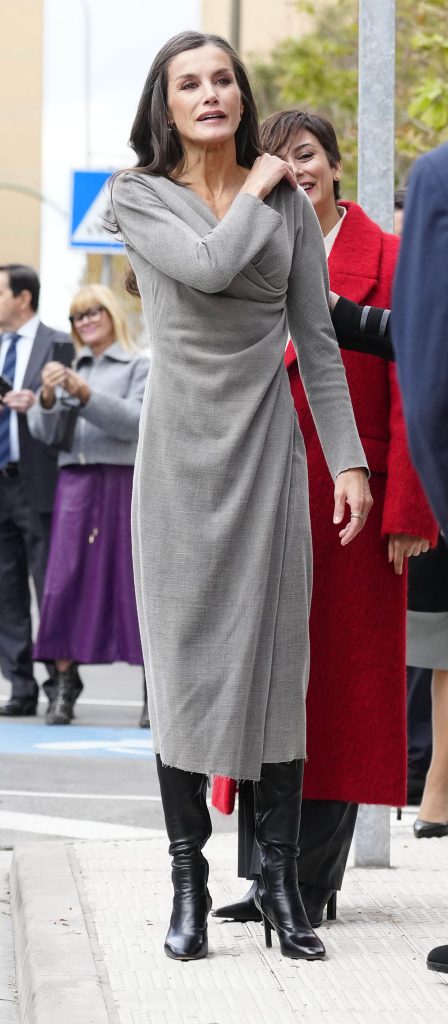 La Reina Letizia estrena vestido gris cruzado en el festival de cine de Tudela 