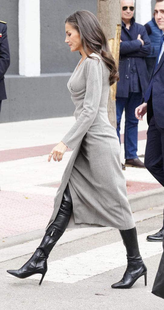 La Reina Letizia, con botas mosqueteras de cuero de Nina Ricci en Tudela