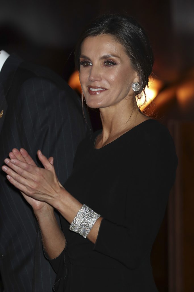 La Reina Letizia, con las pulseras de Cartier en el concierto previo a los Premios Princesa de Asturias en 2018 