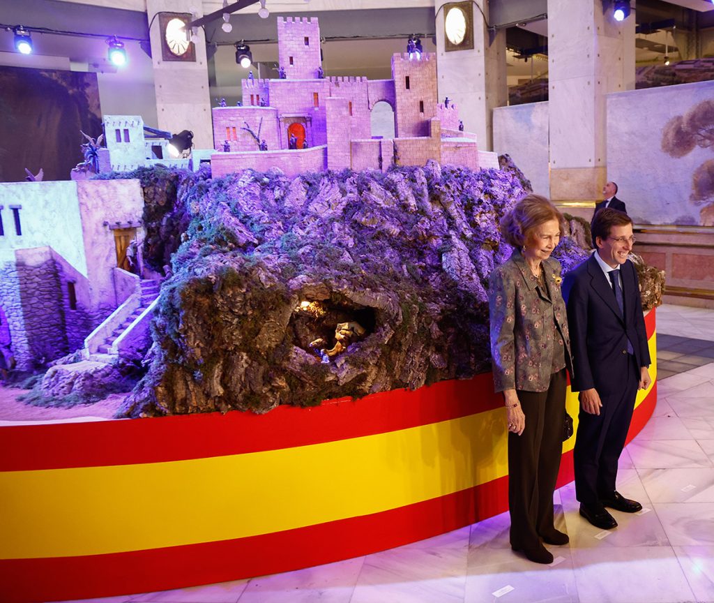 La Reina Sofía ha inaugurado el Belén municipal junto al alcalde de Madrid, José Luis Martínez Almeida
