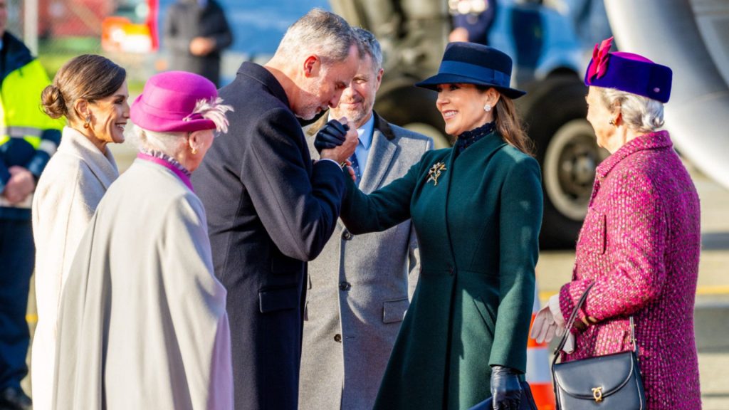 La familia real danesa recibe a Felipe VI y la Reina Letizia en el aeropuerto de Copenhague