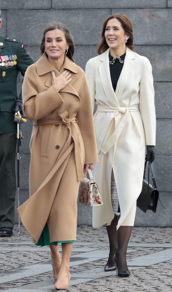 La Reina Letizia y la princesa Mary de Dinamarca, luciendo sendos abrigos