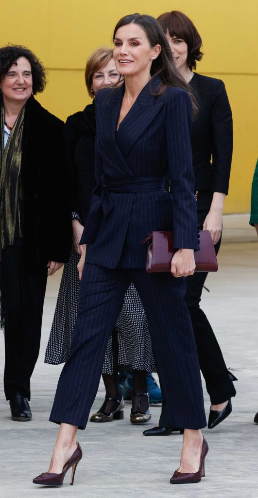 La Reina Letizia con pantalones culotte de raya diplomática