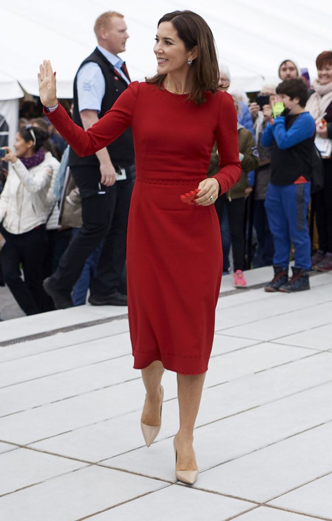Mary Donaldson con vestido rojo midi