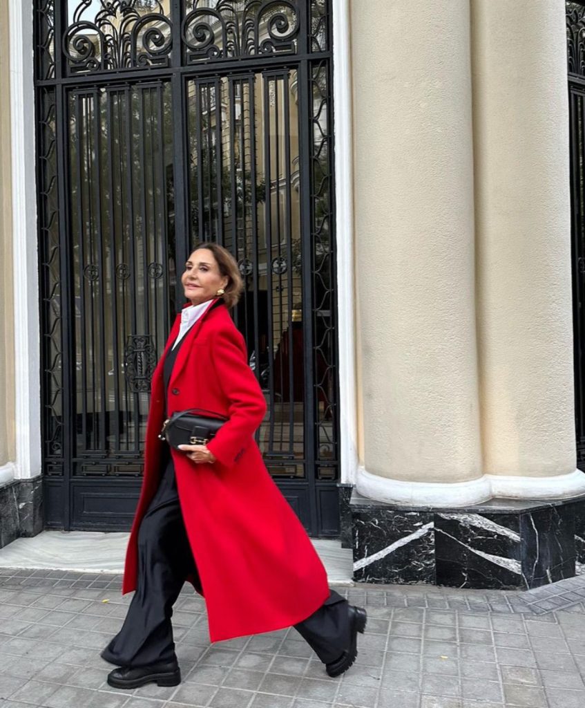Naty Abascal con un abrigo rojo de Zara que sienta genial a los 60