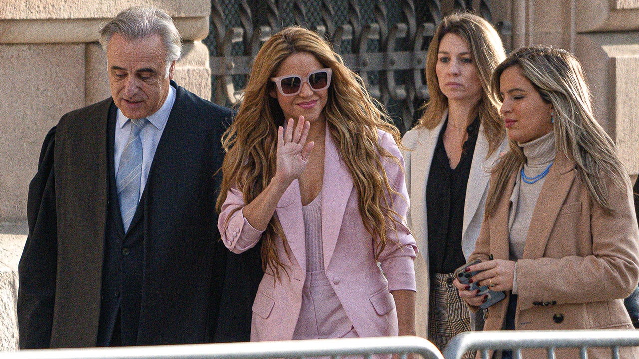 Shakira saluda a sus fans a su llegada a los juzgados