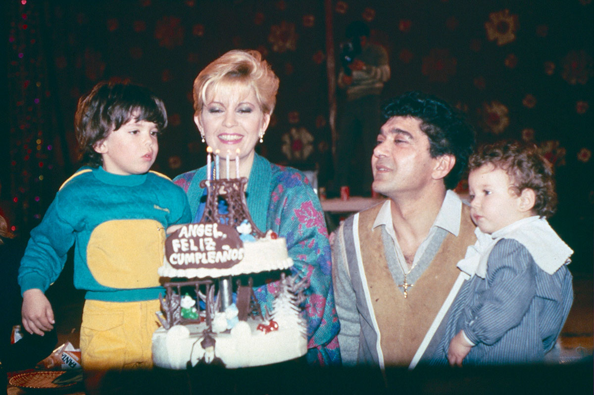 Bárbara Rey y Ángel Cristo acompañados de sus hijos en el cumpleaños de Ángel Cristo Jr.