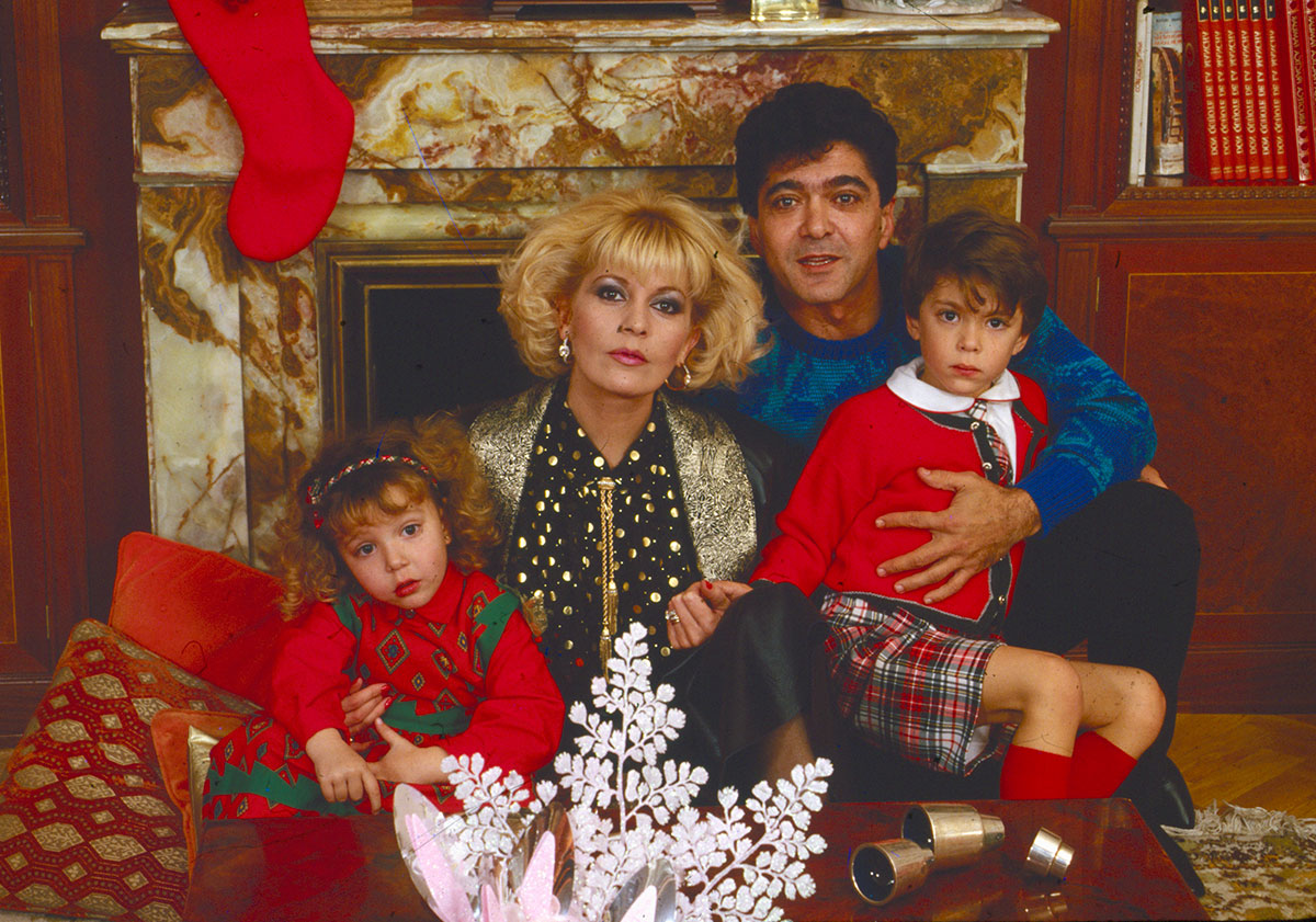 Bárbara Rey y Ángel Cristo acompañados de sus hijos en una postal de Navidad
