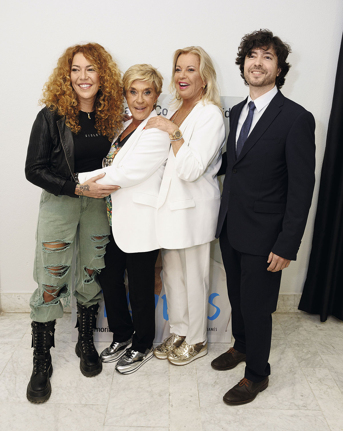 Bárbara Rey junto a sus hijos y Chelo García Cortés