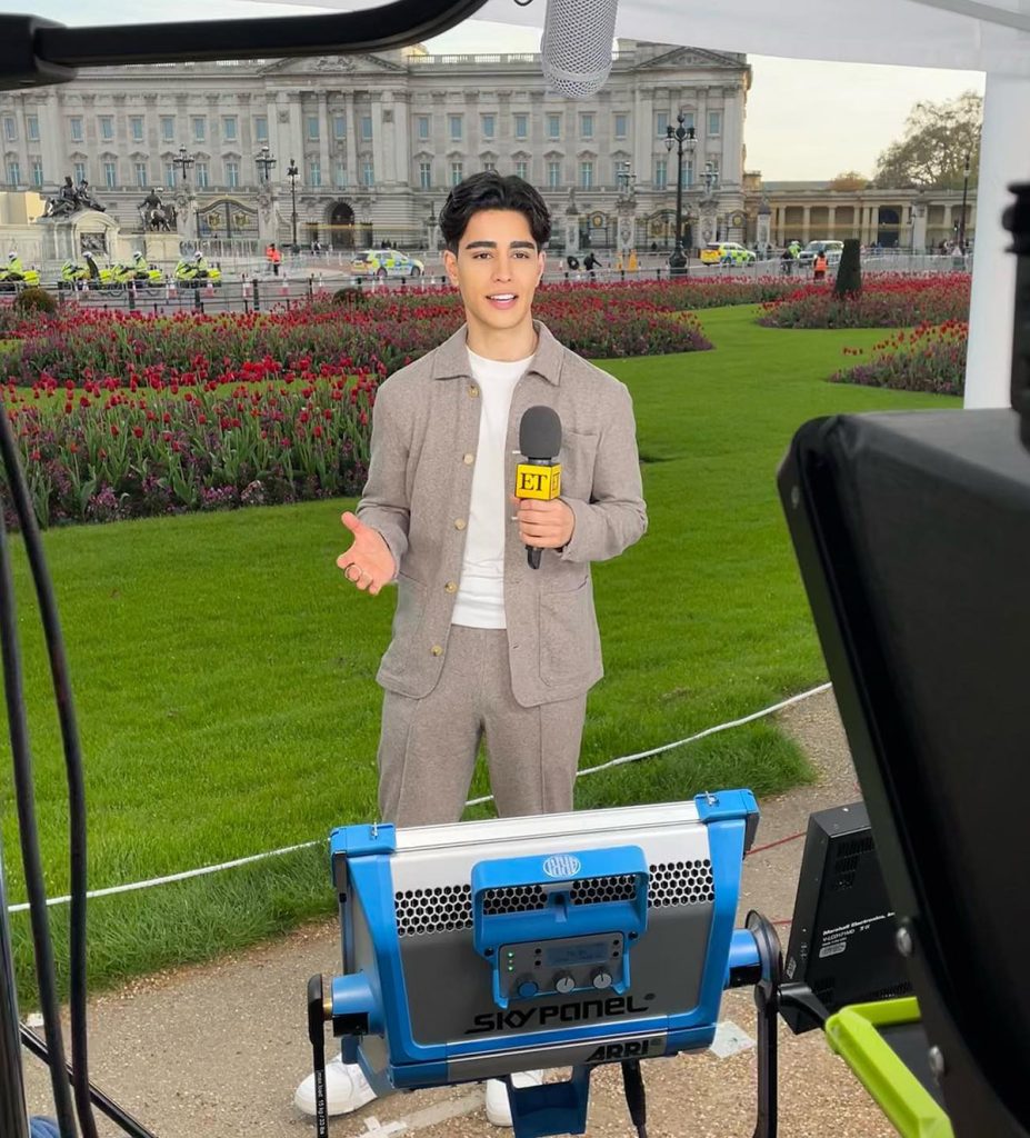 Omid Scobie, ejerciendo de comentarista 'royal' frente al palacio de Buckingham (@scobiesnaps).