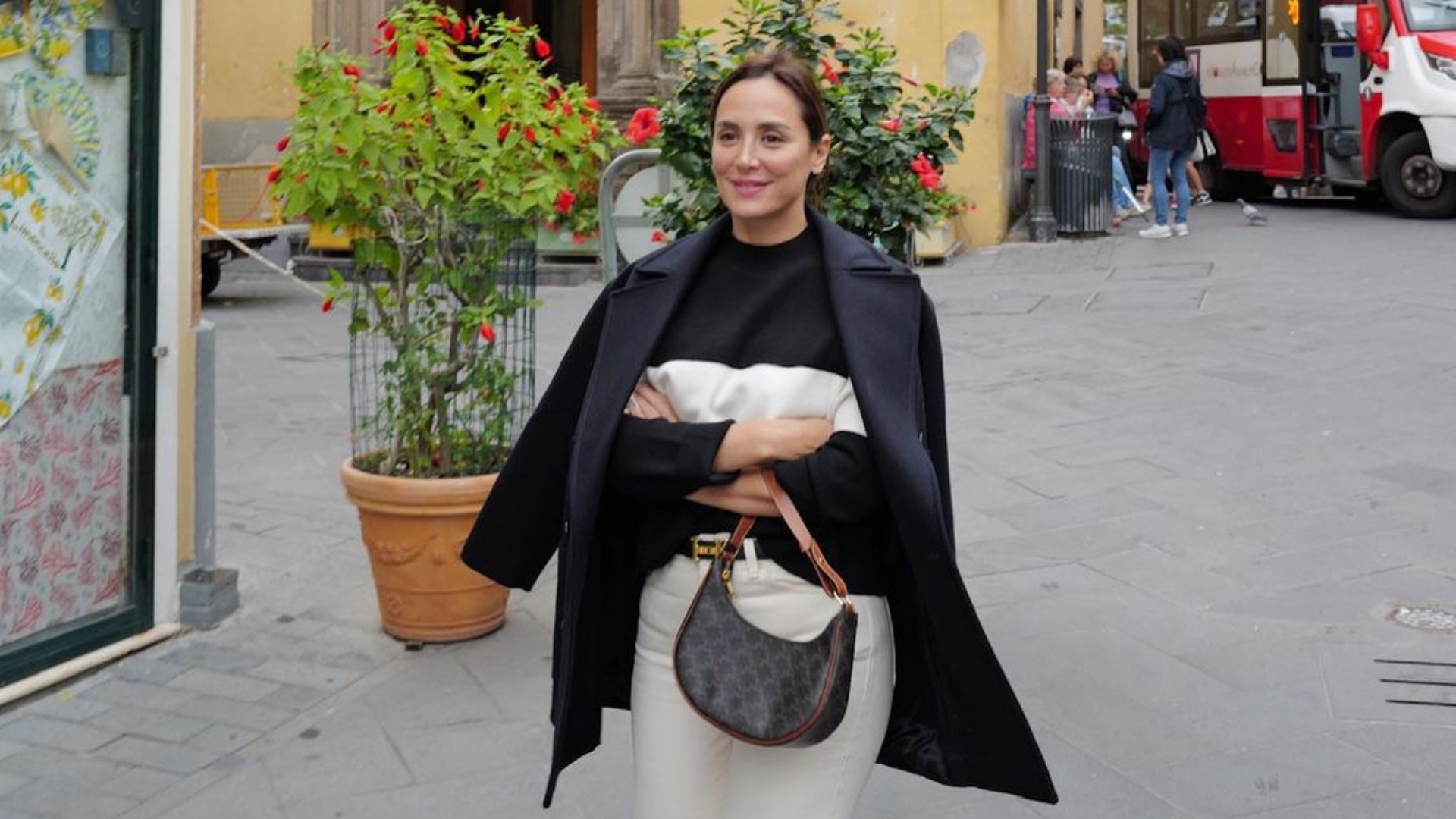 Tamara Falcó paseando por las calles de Amalfi