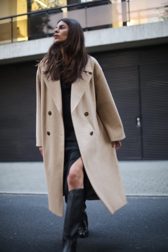 El clon low cost del abrigo beige de Tamara Falcó