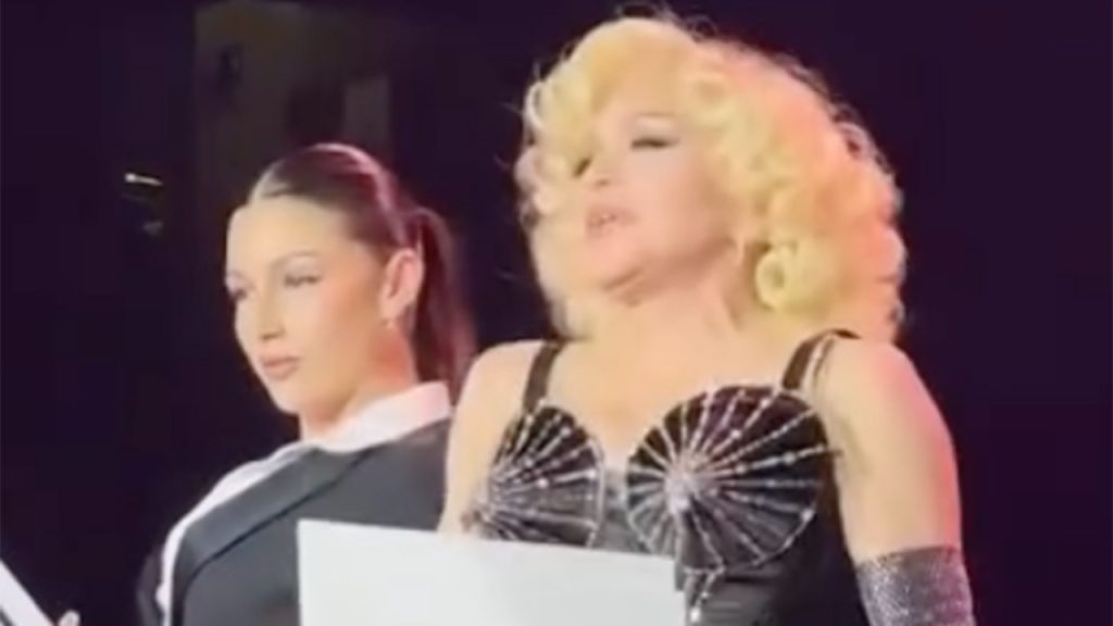Úrsula Corberó lo da todo con Madonna en el escenario