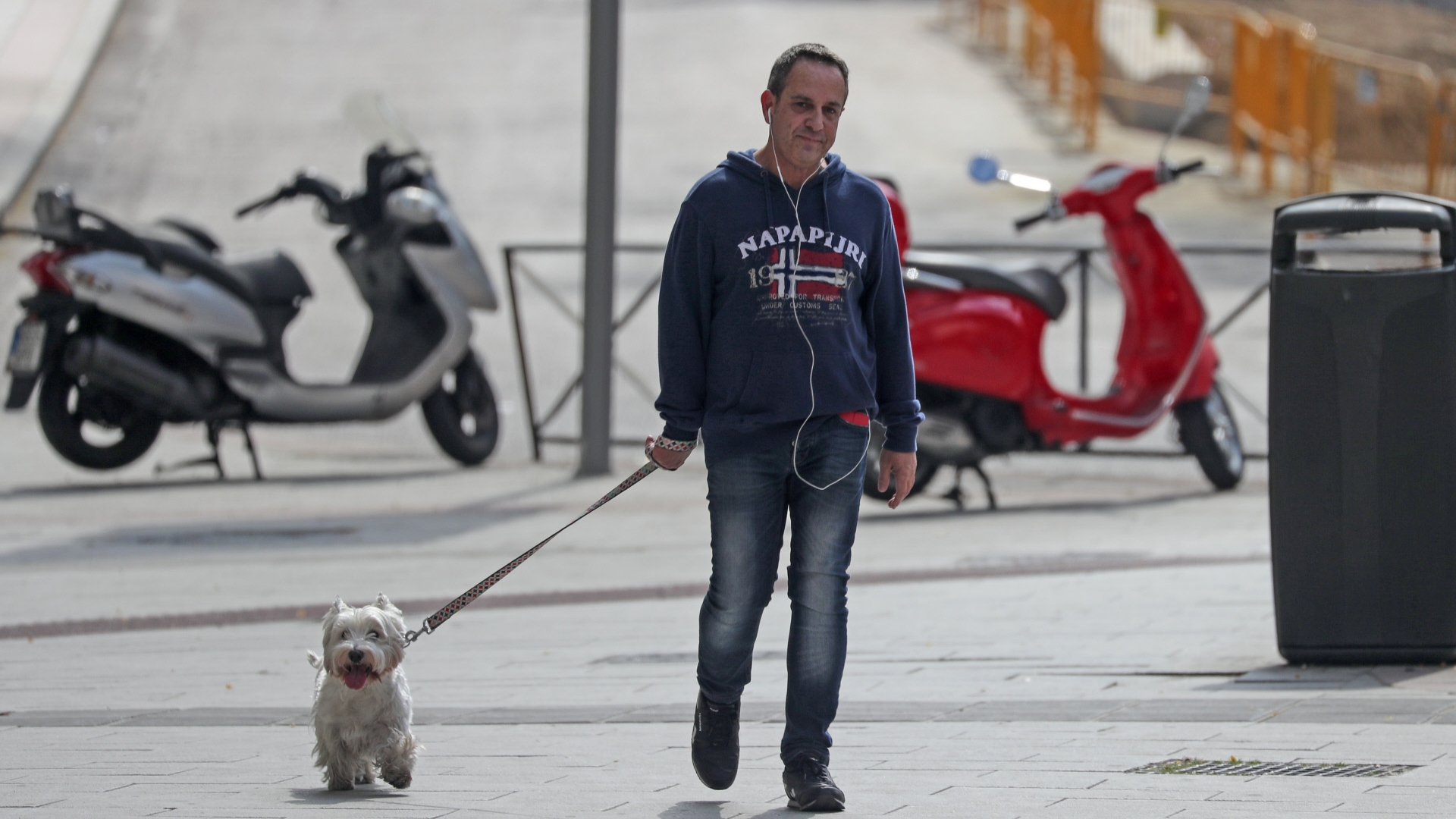 Víctor Sandoval y su perro Nou