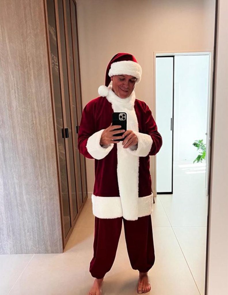 Alejandro Sanz vestido de Papá Noel.