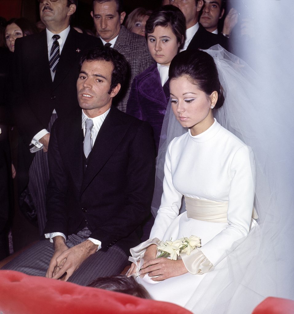 Julio Iglesias e Isabel Preysler en el día de su boda.