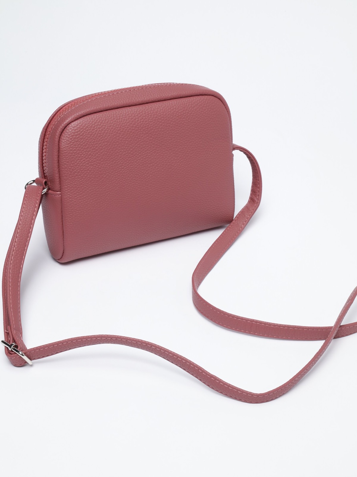 Bolso bandolera efecto piel de Lefties