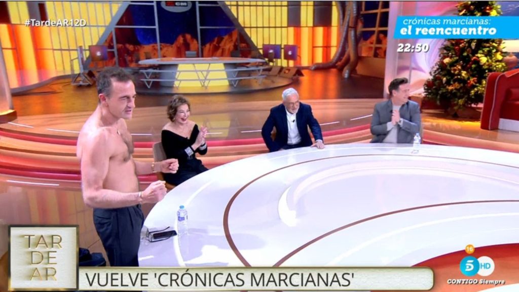 Alessandro Lequio, en el plató de TardeAR, acaba sin camiseta para promocionar Crónicas marcianas