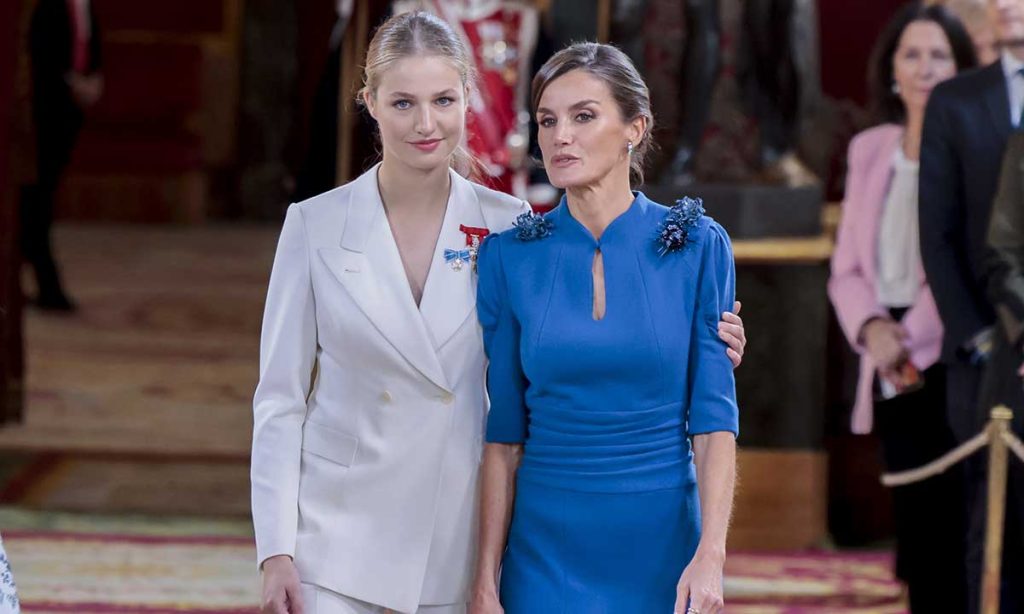 La Princesa Leonor sostiene con dulzura a la Reina Letizia durante su Jura de la Constitución en el Congreso