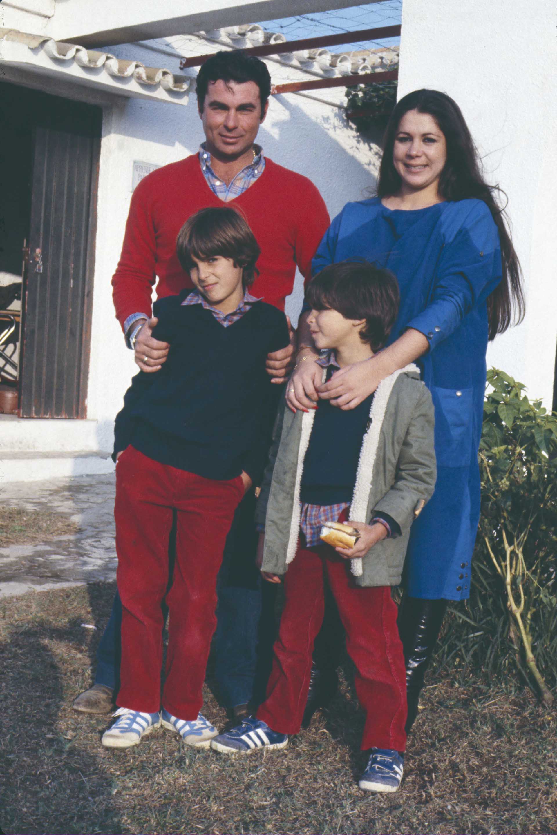 Fran Rivera, su hermano, Isabel Pantoja y su padre poco antes de la muerte del torero