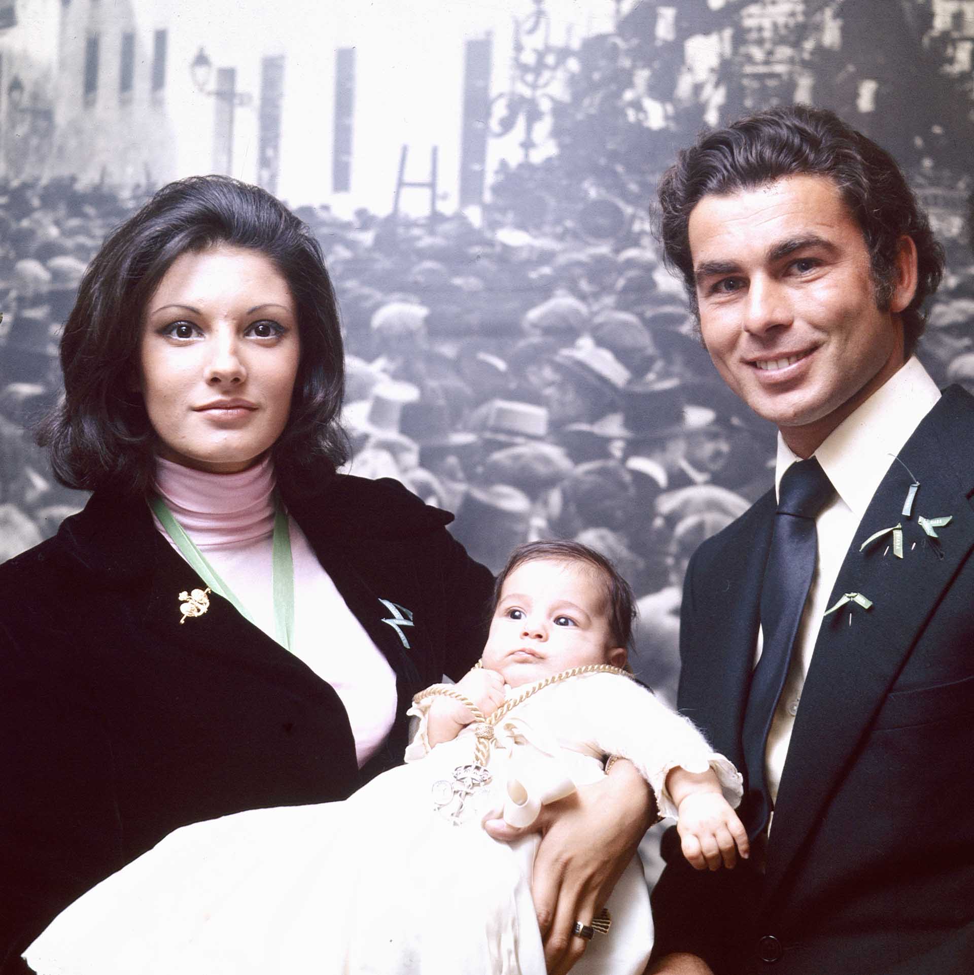 Fran Rivera junto a sus padres, Carmen Ordoñez y Paquirri, cuando era un bebé