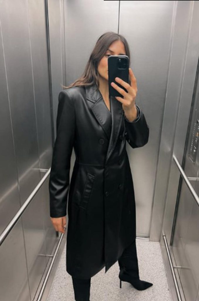 Abrigo efecto piel negro de Zara