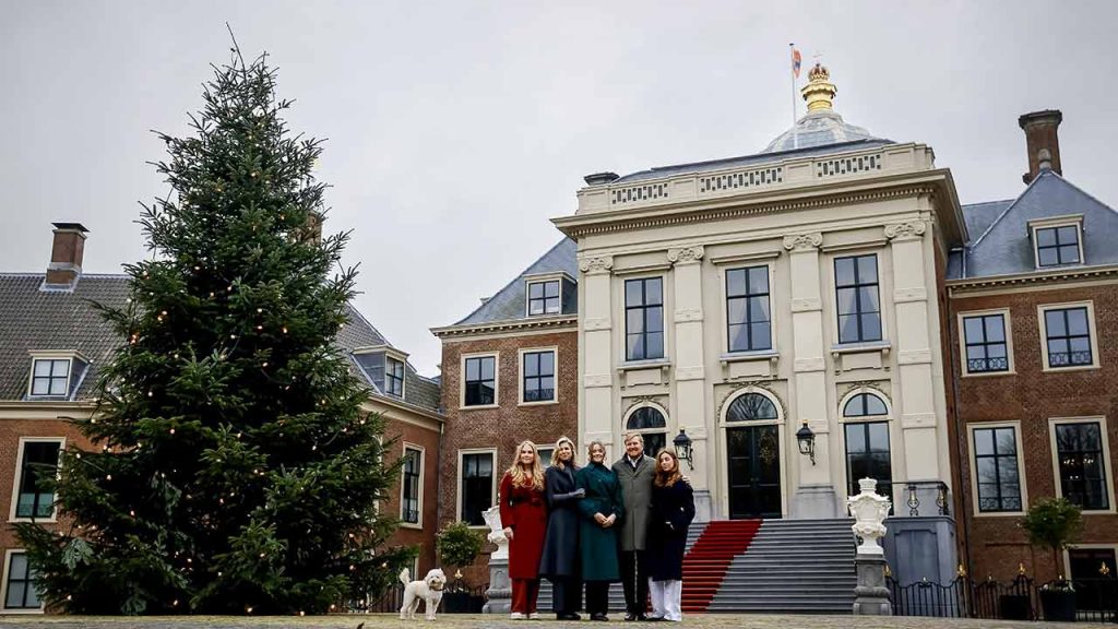 Los reyes Guillermo y Máxima de Holanda con sus hijas y su perro Mambo en su divertido posado navideño