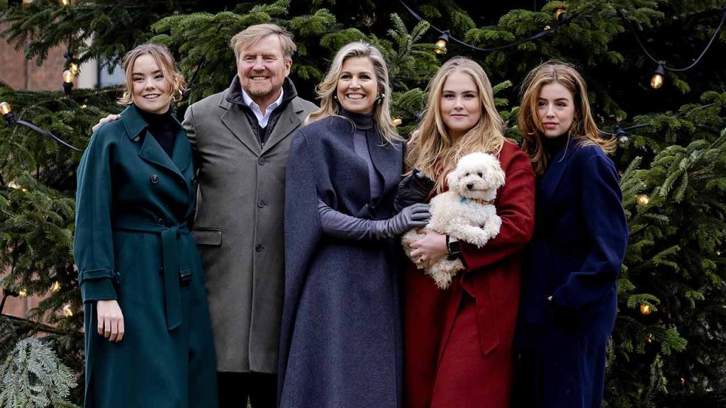 El divertido posado navideño de reyes Guillermo y Máxima de Holanda con sus hijas ¡y su mascota!