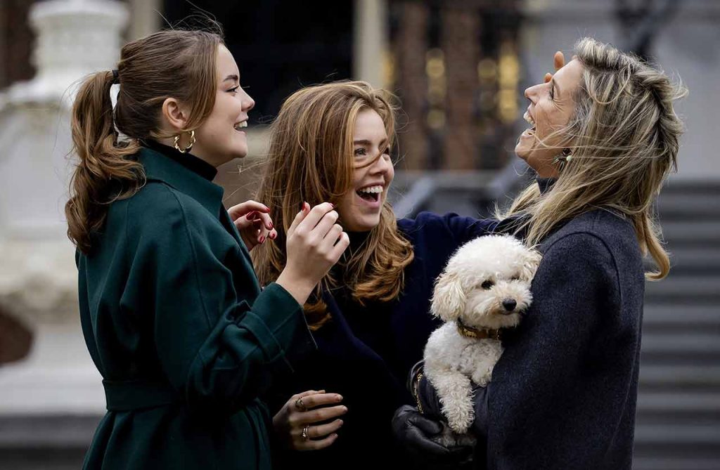 La reina Máxima de Holanda con sus hijas y su perro Mambo en su divertido posado navideño