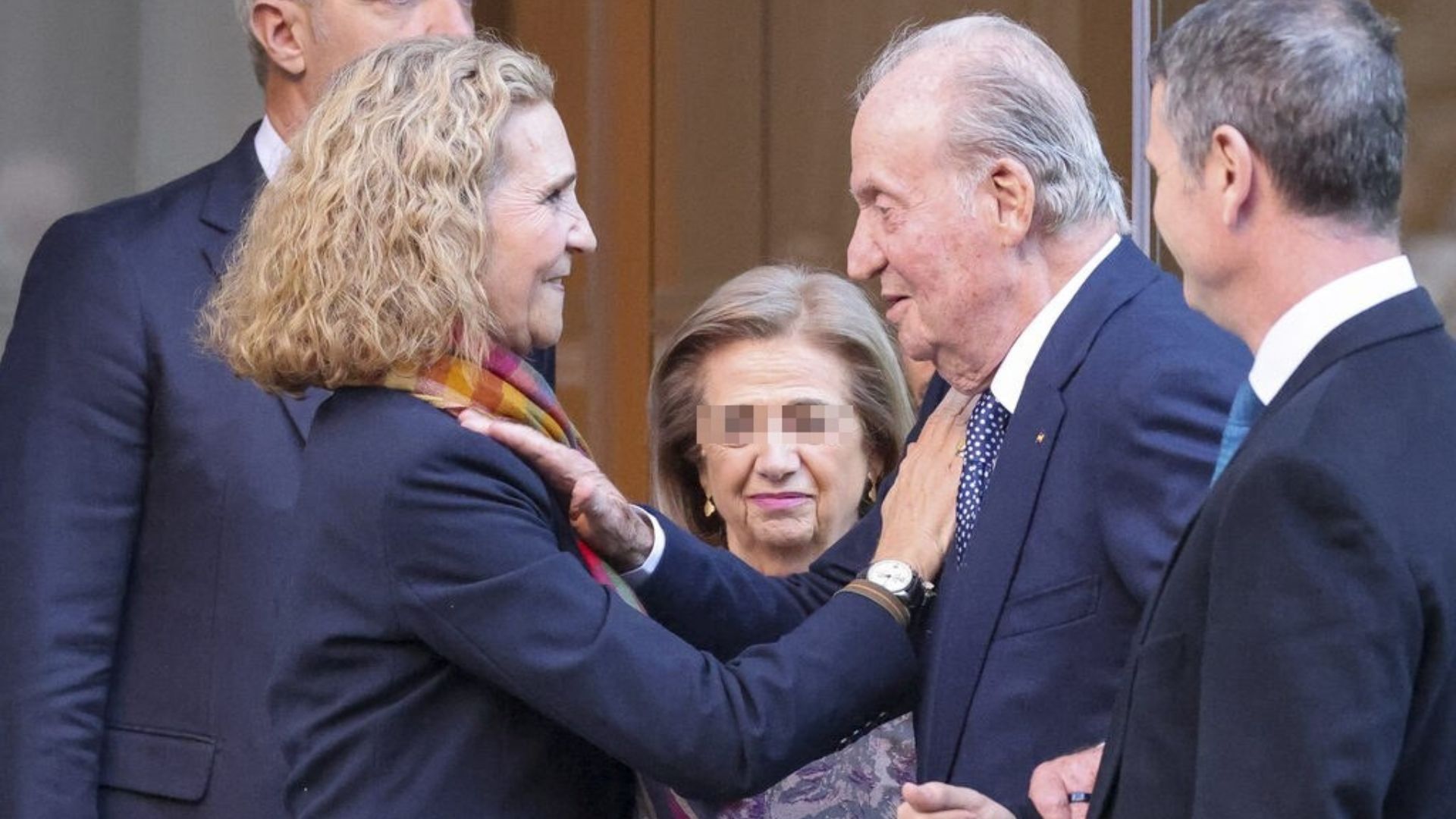El insólito ritual de despedida del Rey Juan Carlos y la Infanta Elena en la celebración de su 60 aniversario