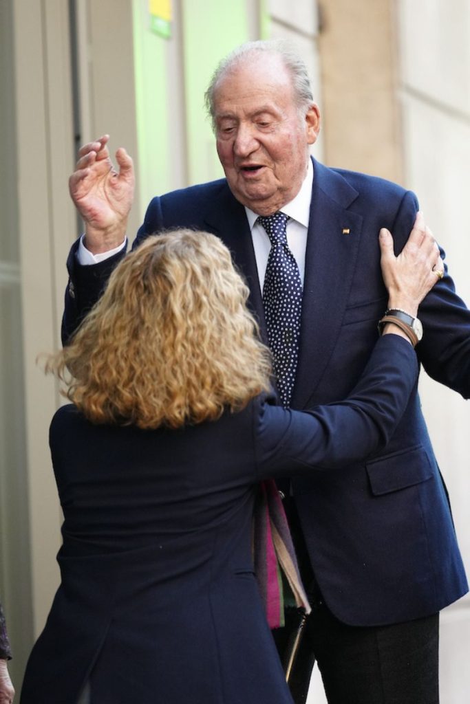 La reverencia de la Infanta Elena al Rey Juan Carlos para despedirse de él tras el almuerzo de su 60 cumpleaños