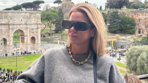 El look de paseo por Roma de Amelia Bono con el abrigo de doble faz que usarás cada año