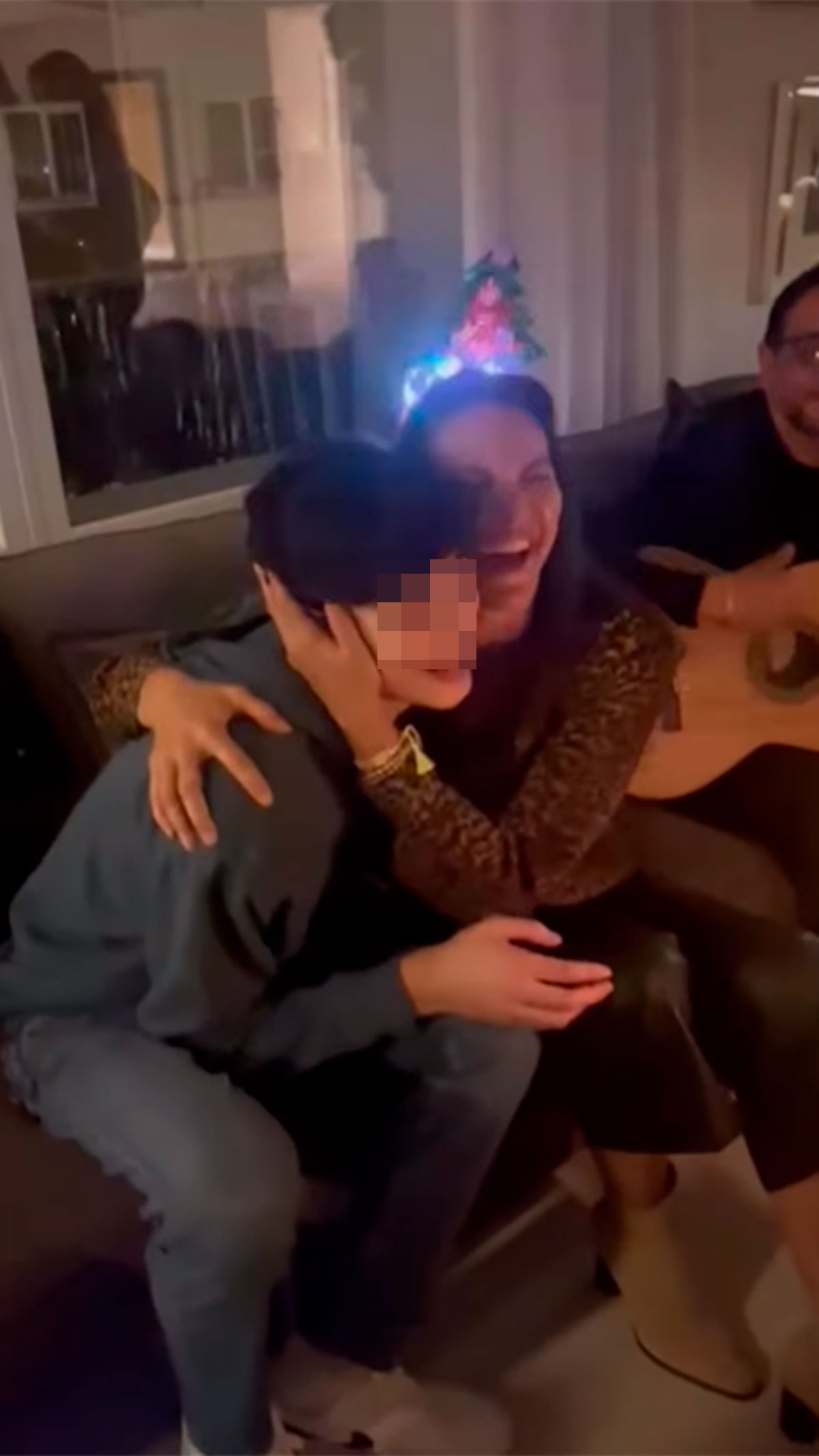Fabiola Martínez abraza a su hijo en la celebración de su cumpleaños
