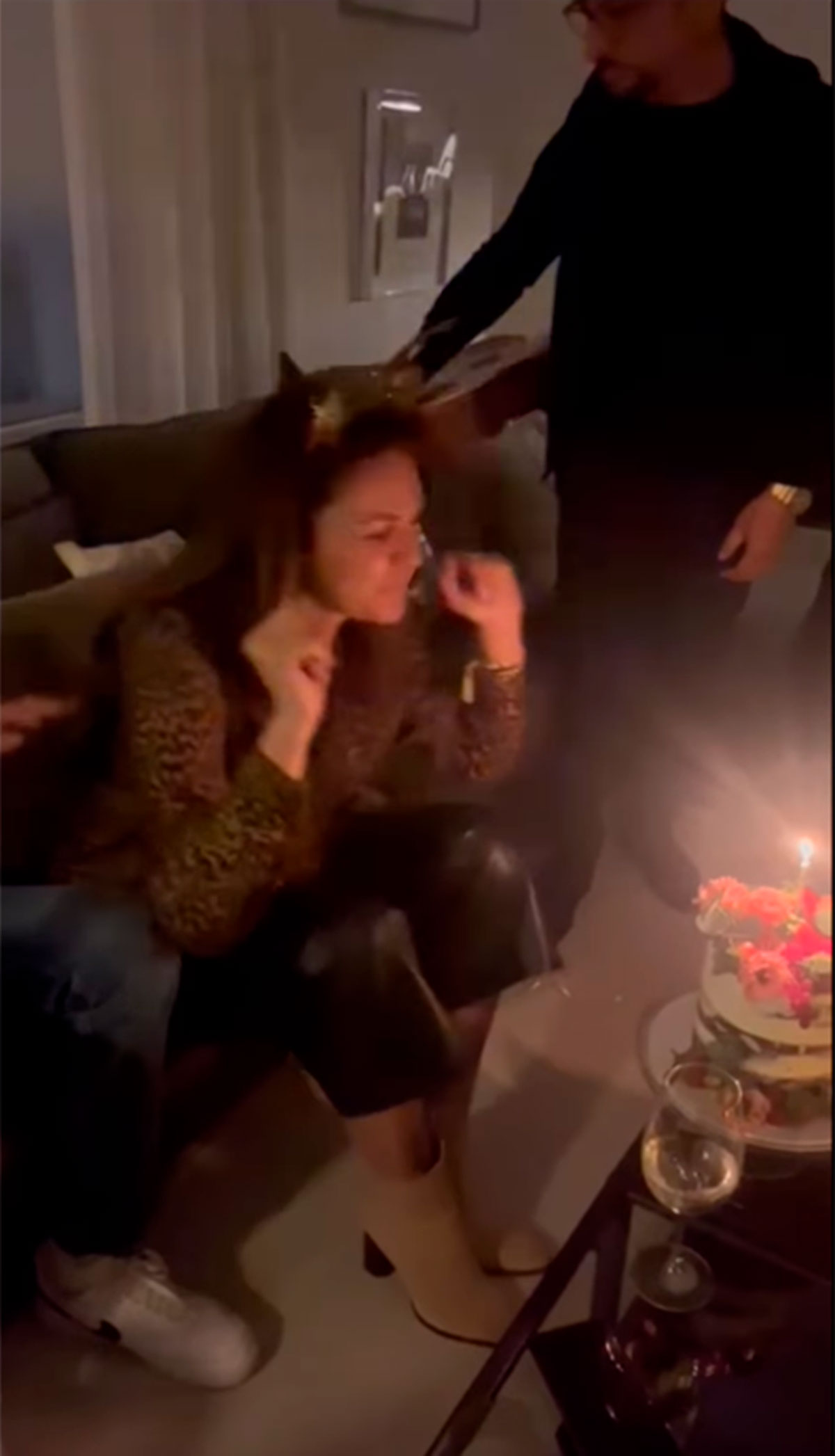 Fabiola Martínez sopla las velas de su tarta de cumpleaños