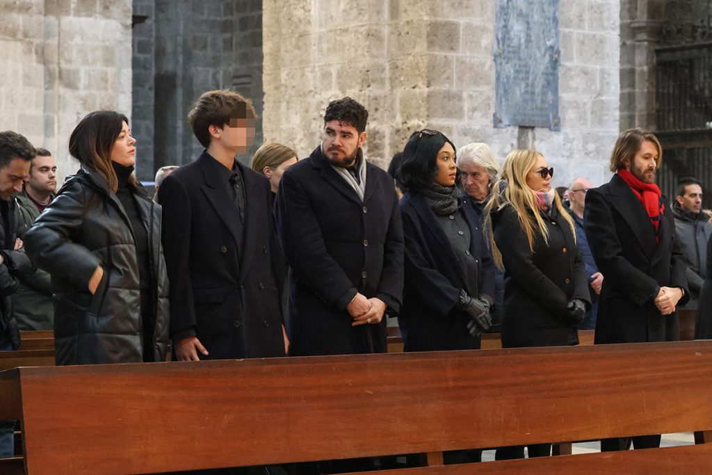 Los hijos de Concha Velasco, Paco y Manuel, junto a otros familiares durante el funeral de la artista
