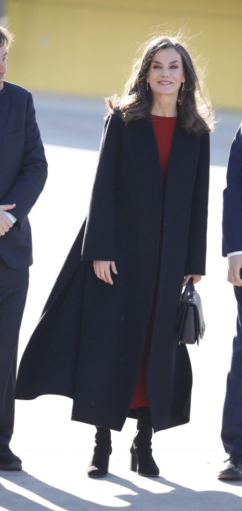 La Reina Letizia, con abrigo largo en Avilés (Robert Smith).