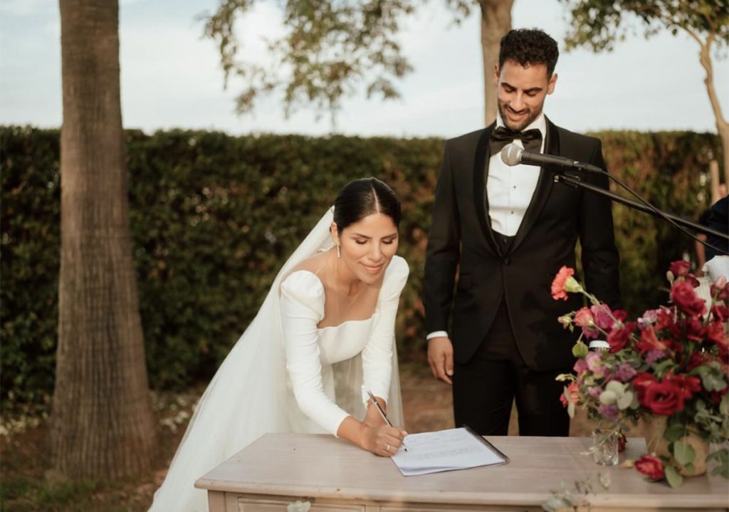 Isa Pantoja firmando los documentos de su boda con Asraf Beno.