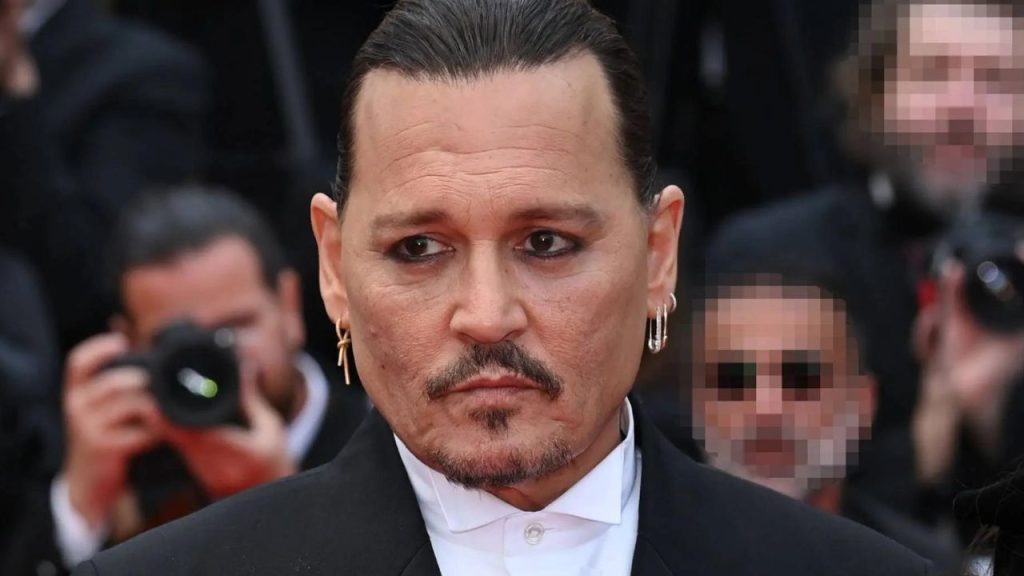 Johnny Depp, destrozado, carga a hombros el féretro de su amigo fallecido