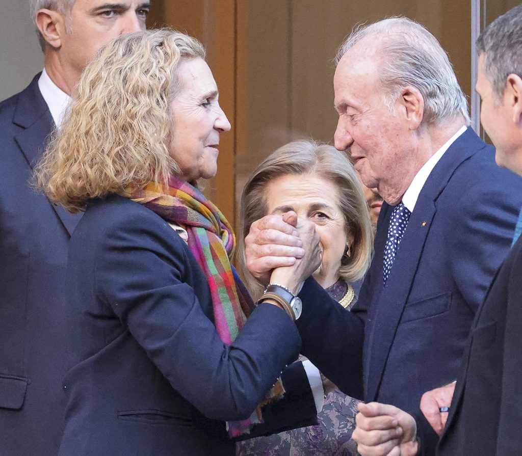 La Infanta Elena y el Rey Juan Carlos se saludan. 