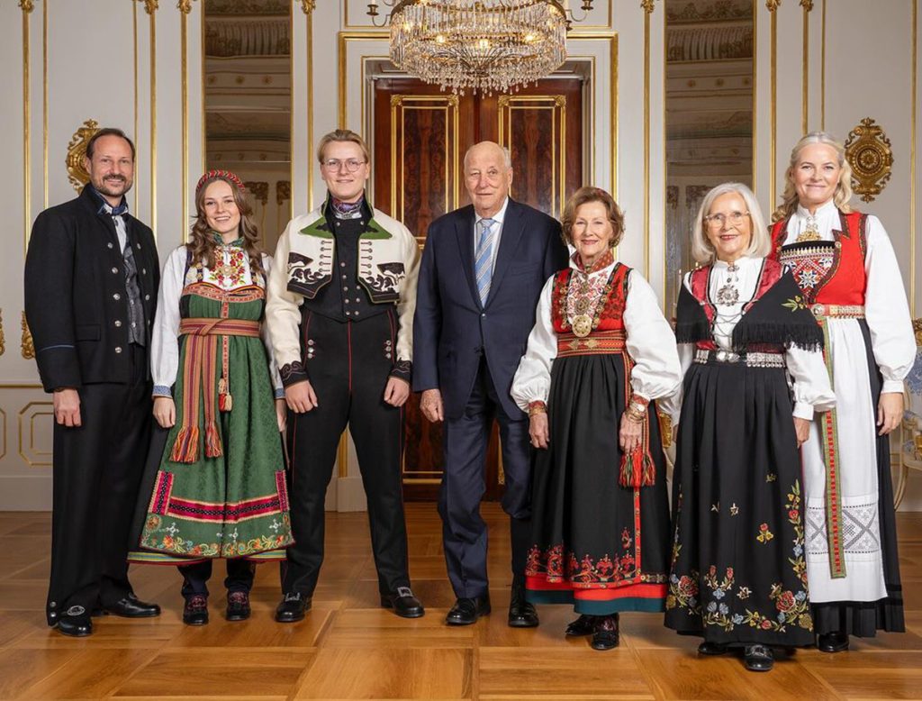 La Familia Real noruega, celebrando el 18 cumpleaños del príncipe Sverre con el traje nacional del país 