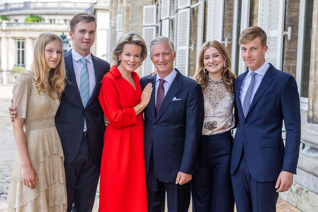 Los reyes Felipe y Matilde de Bélgica, con sus cuatro hijos, en la felicitación navideña de 2023